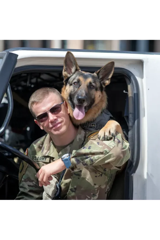 27+ Heartwarming Images of the Unbreakable Bond Between a Soldier and His Dog