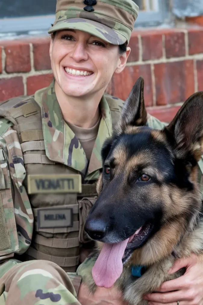 26+ Heartwarming Images of the Incredible Relationship Between a Soldier and His Dog