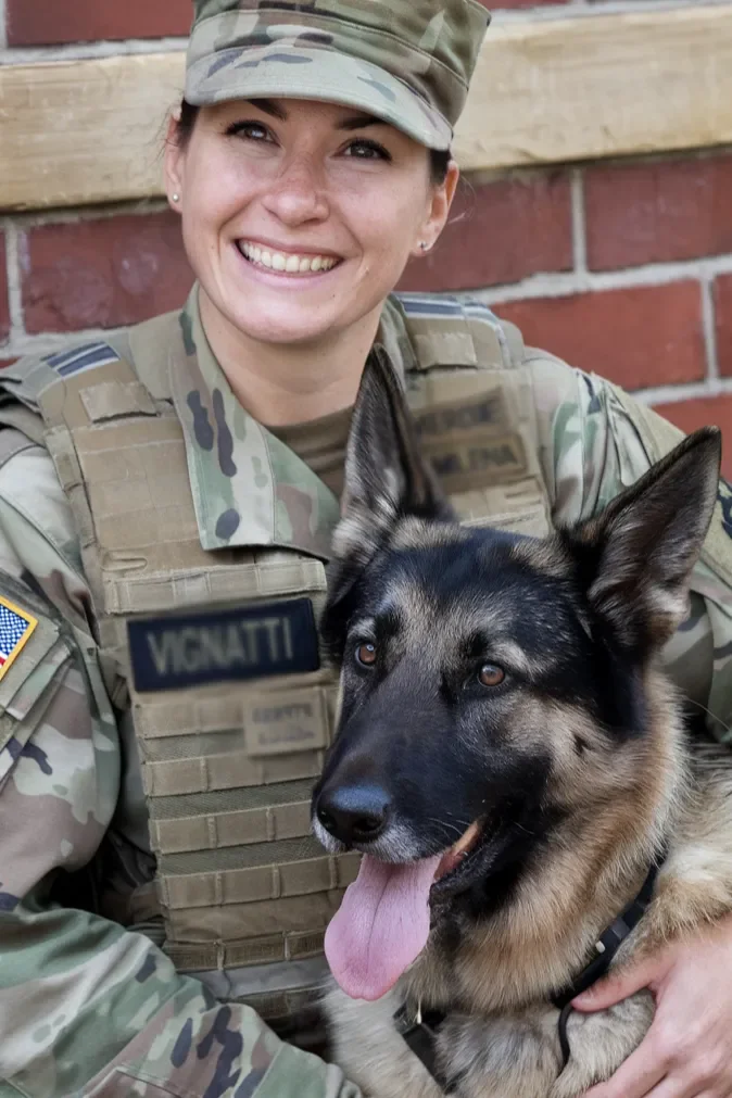 26+ Heartwarming Images of the Incredible Relationship Between a Soldier and His Dog