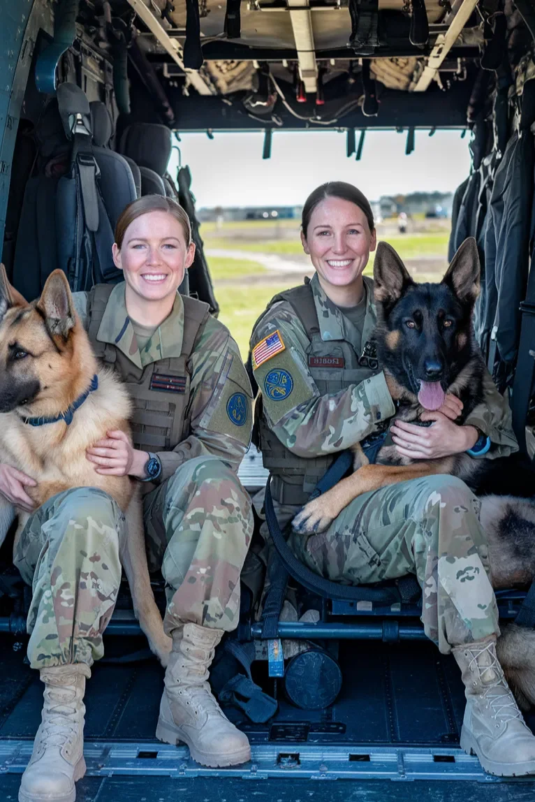 26+ Heartwarming Images of the Incredible Relationship Between a Soldier and His Dog